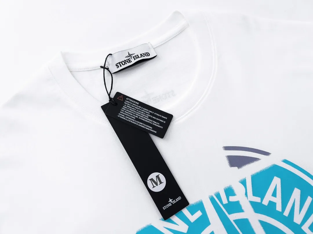 W617#P110💰 [Stone lsland/Stone Island summer new short-sleeved T-shirt with broken big compass print on the chest] ⚠️[Original creation, high control of details] Made of 260 grams of combed cotton, 32-count double yarn - Simple basic versatile style, original single quality, the first choice for couples. - Made in a large factory, four needles and five threads on the shoulder, neat alignment, high quality workmanship. - Same style for men and women, very versatile, one piece for each person Details are clearly visible. Color: Black White Size: M L